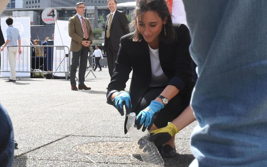 Madame la Secrétaire d’État Brune Poirson – Ramassage de Mégots sur le Parvis de la Défense.